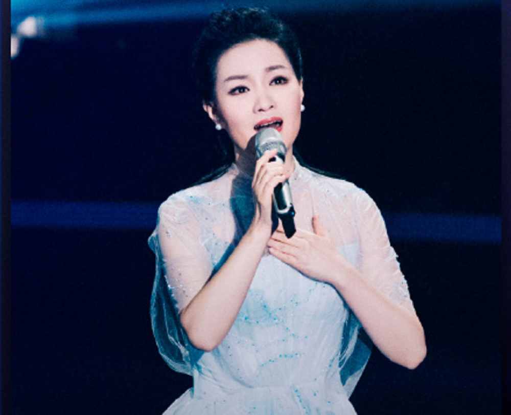 在《为你而歌》的舞台上,雷佳作为首发爱乐歌手以一首《清澈的爱》