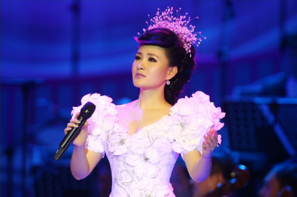 著名歌唱家雷佳:不舍军旅生涯,泪洒舞台,与慈善家丈夫恩爱一生_腾讯