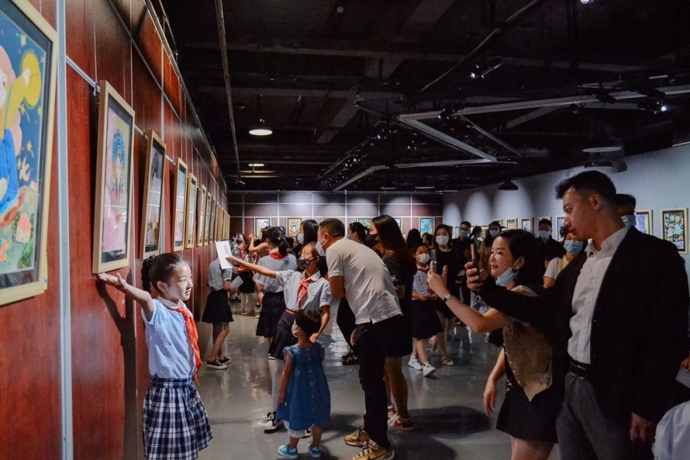 一群小学生的作品在卓尔美术馆展出他们都忙着组团打卡