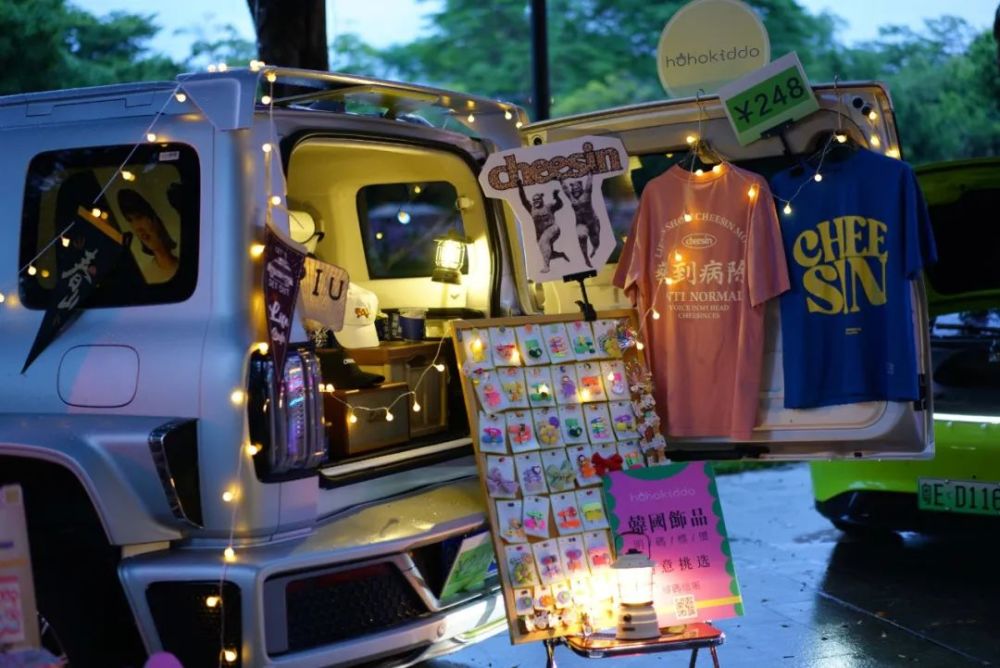 星夜下的童梦传奇在佛山新城车尾箱集市开启周末狂欢之旅