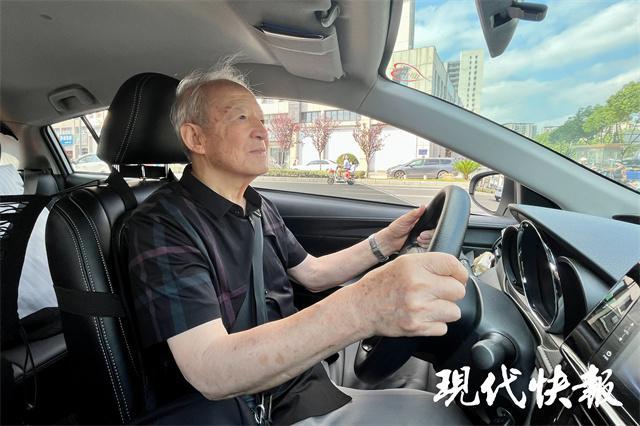 南京"首位80岁以上领取驾照老人"杨家杰,开画展的心愿也达成啦!