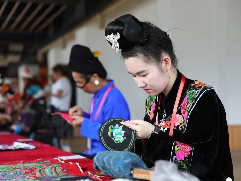 台江县首届苗族刺绣技能竞赛开赛啦
