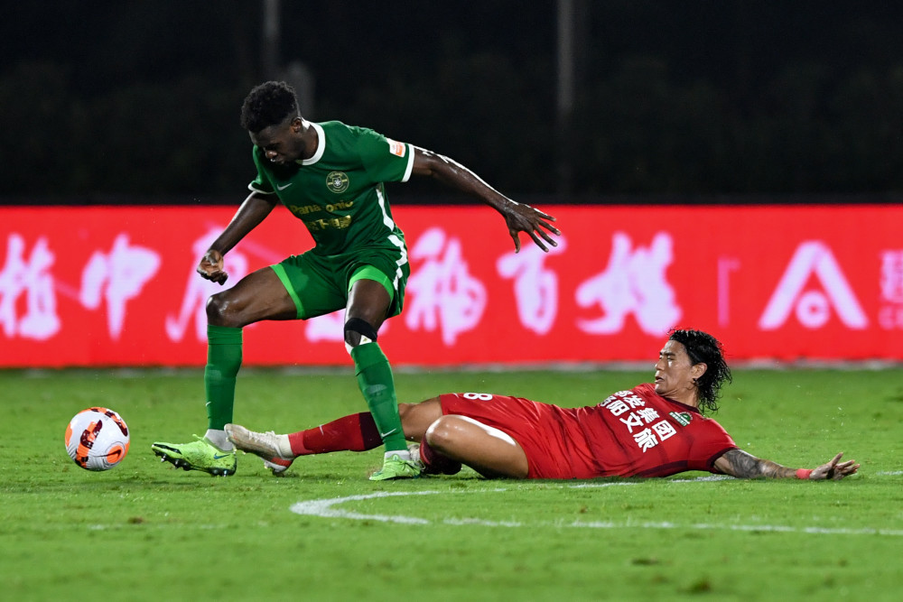 6月11日,河南嵩山龙门队球员赵宇豪(右)在比赛中对浙江队球员埃沃洛