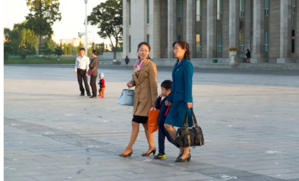 朝鲜女生好漂亮为什么很少逛街女导游说出心里话