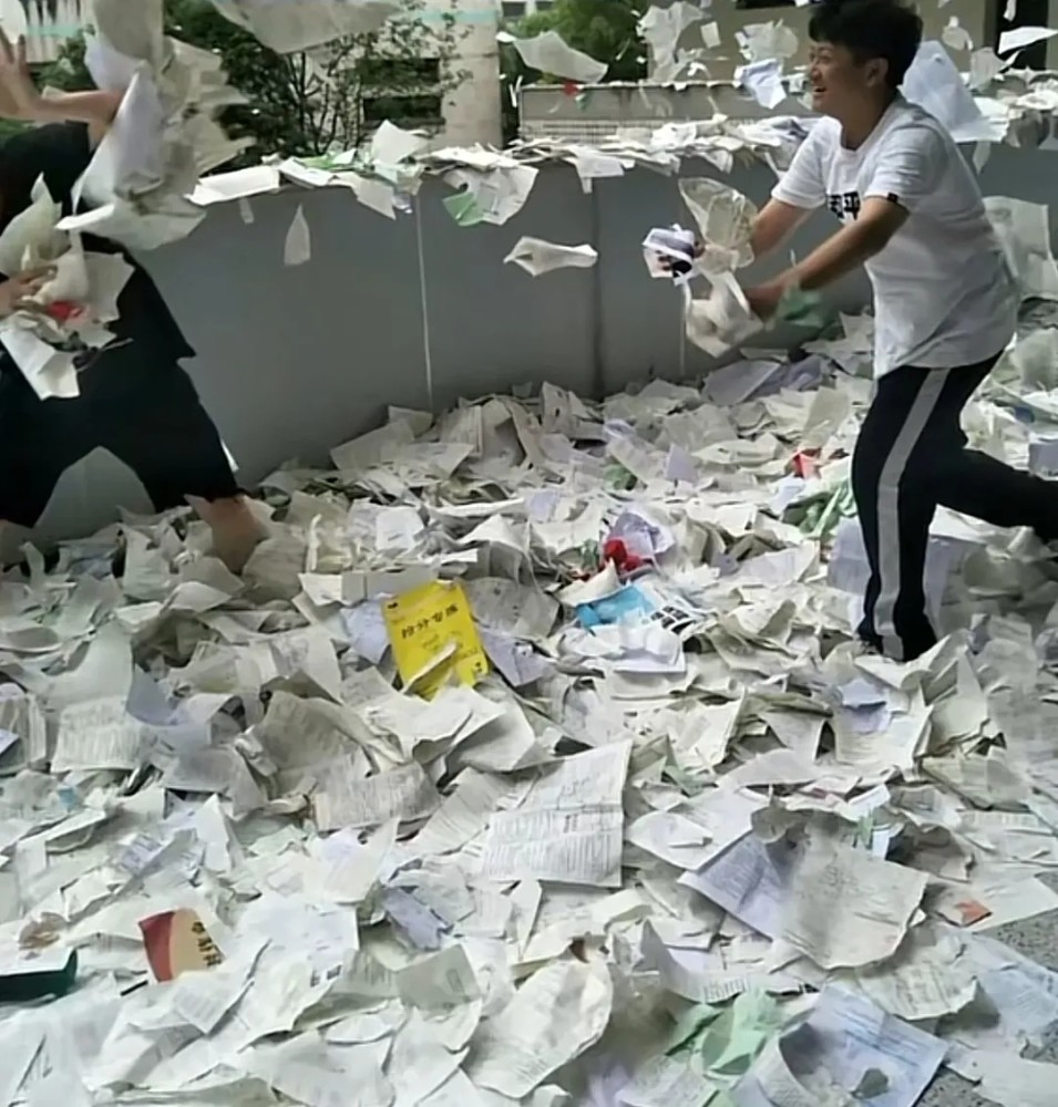 高考结束后撕碎的书籍卷子如六月飞雪如此解压不可取