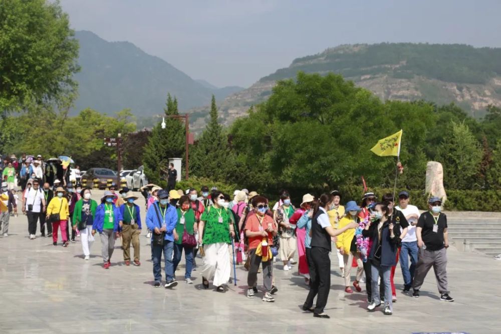 崆峒山景区迎来旅游团第一批客人_腾讯新闻