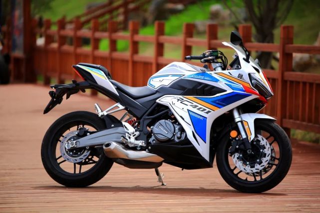 骑着机动战士去劈弯,国产跑车又一选择——赛科龙rc401