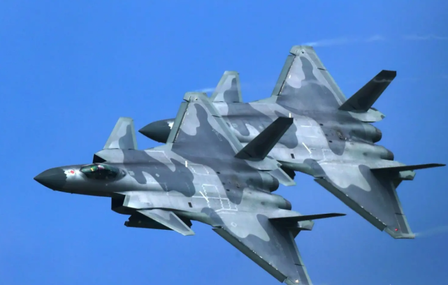 图为歼20双机编队