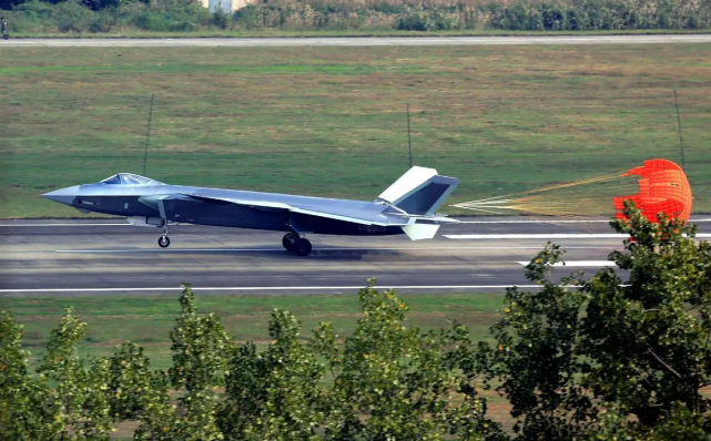 图为降落中的歼20