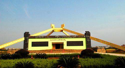 实为干江水古河道,现西濒赣江仅1公里,其东五公里处为牛头城商代遗址