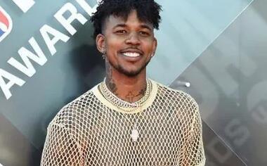 尼克-杨将与说唱歌手blueface进行一场名人拳击赛