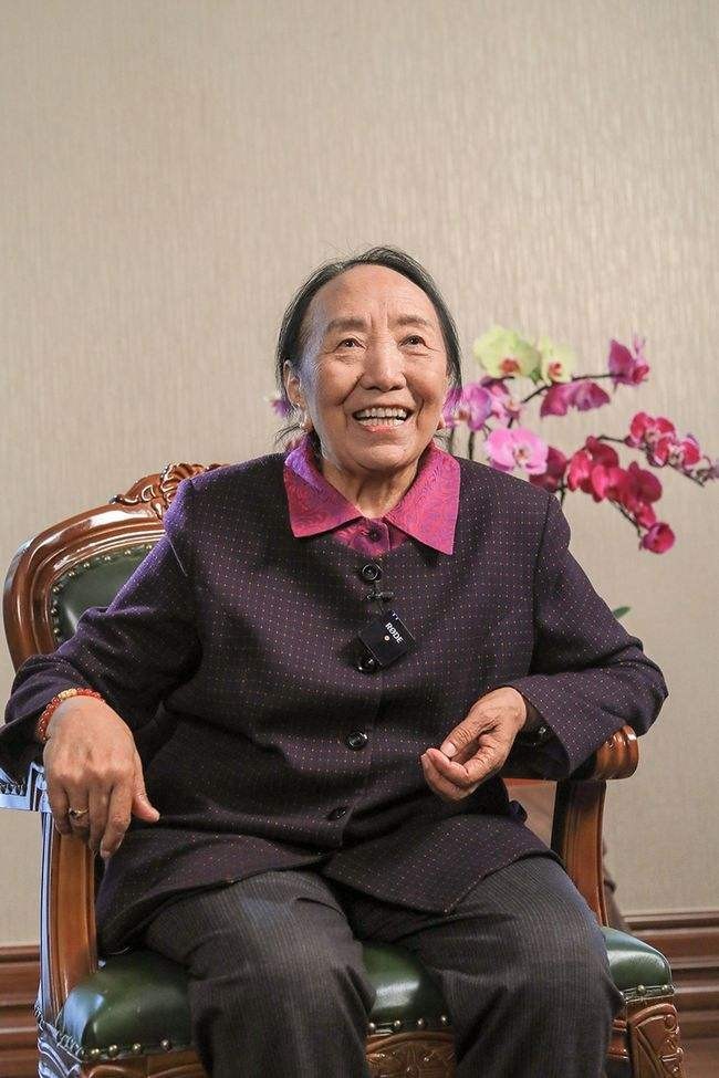 西藏著名歌唱家才旦卓玛农奴翻身把歌唱风光背后有眼泪