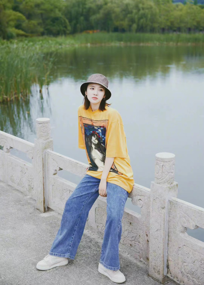 唐艺昕oversize t恤配阔腿牛仔裤,简单又休闲,时尚度满分_腾讯新闻