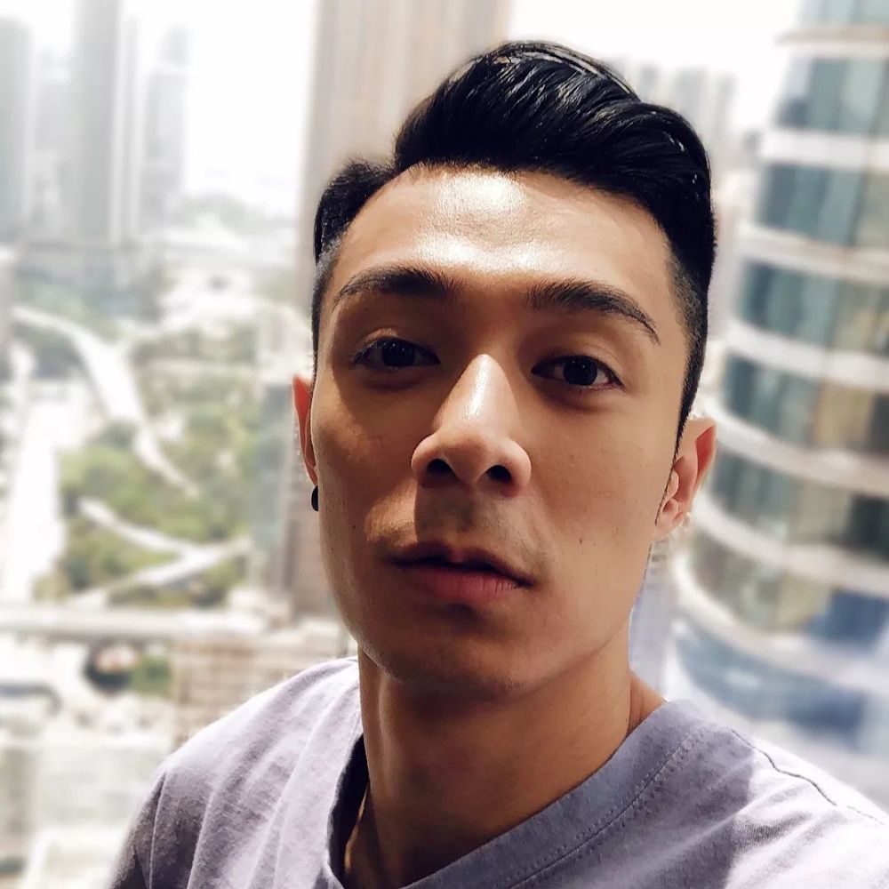 此外周柏豪是一个演员的同时,他还是一个歌手,《够钟》,《小白》