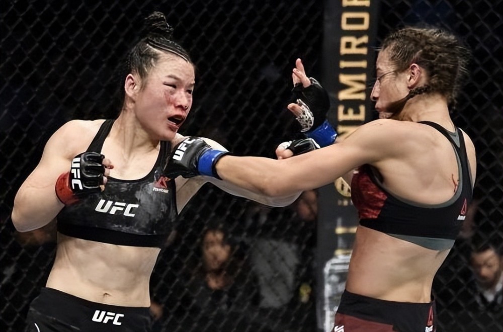 暖心一幕张伟丽ko对手后第一时间上前拥抱安慰对手教练感动