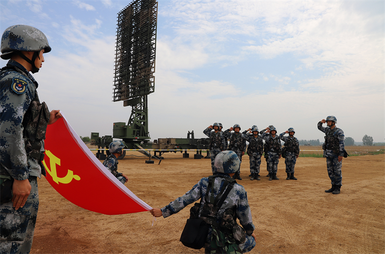 火箭军某部组织全体新兵开展徒步行军训练乘风和董腾哪一个更好