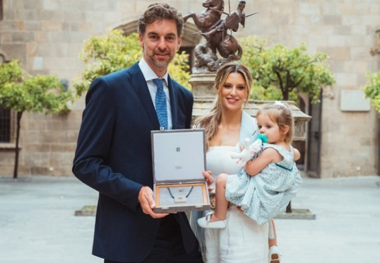 保罗加索尔近况:携手美貌妻子可爱女儿,盛装出席颁奖仪式