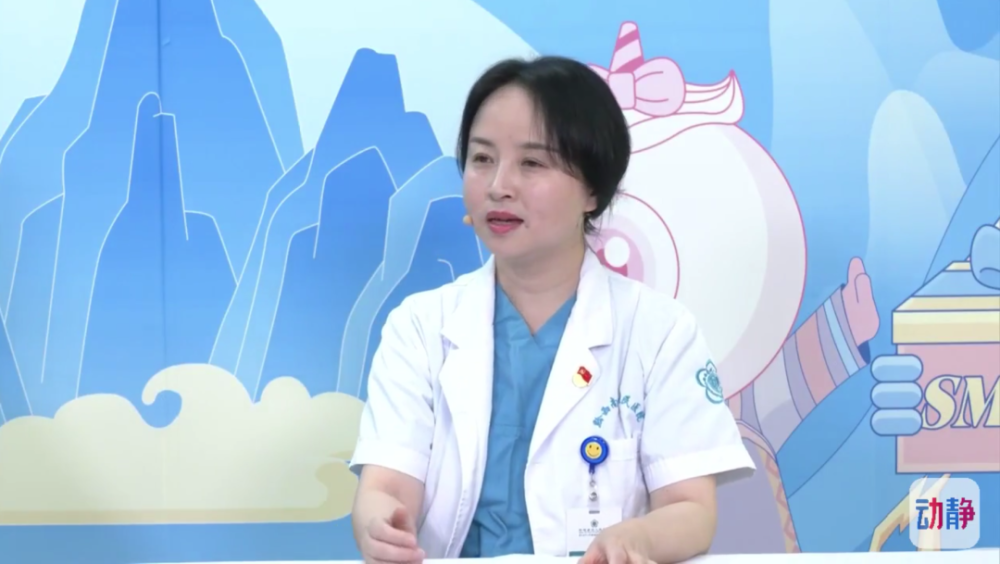 活动中,黔西南州人民医院院长白宁艳率领的专家团队,讲解了全飞秒