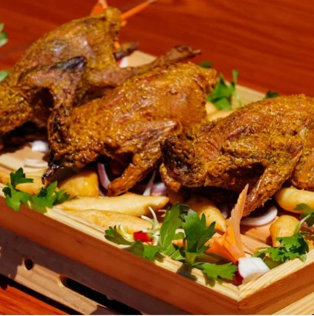 炭烤羊排,选料考究,羊排均取自一岁羊,馕坑内无烟碳余热烘烤,八成熟