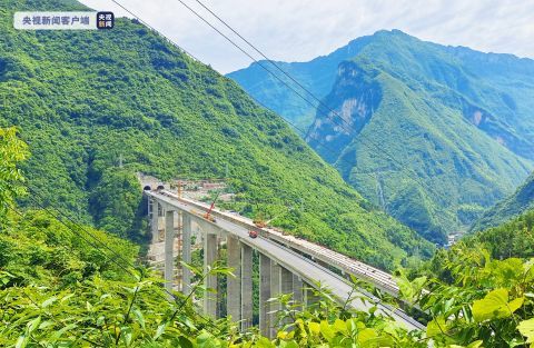 银百高速城开段双河口特大桥双幅贯通