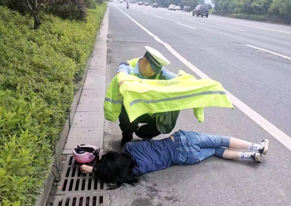 桃江一女孩骑车时晕厥倒地,旁边就是车流!路过交警紧急救助_腾讯新闻