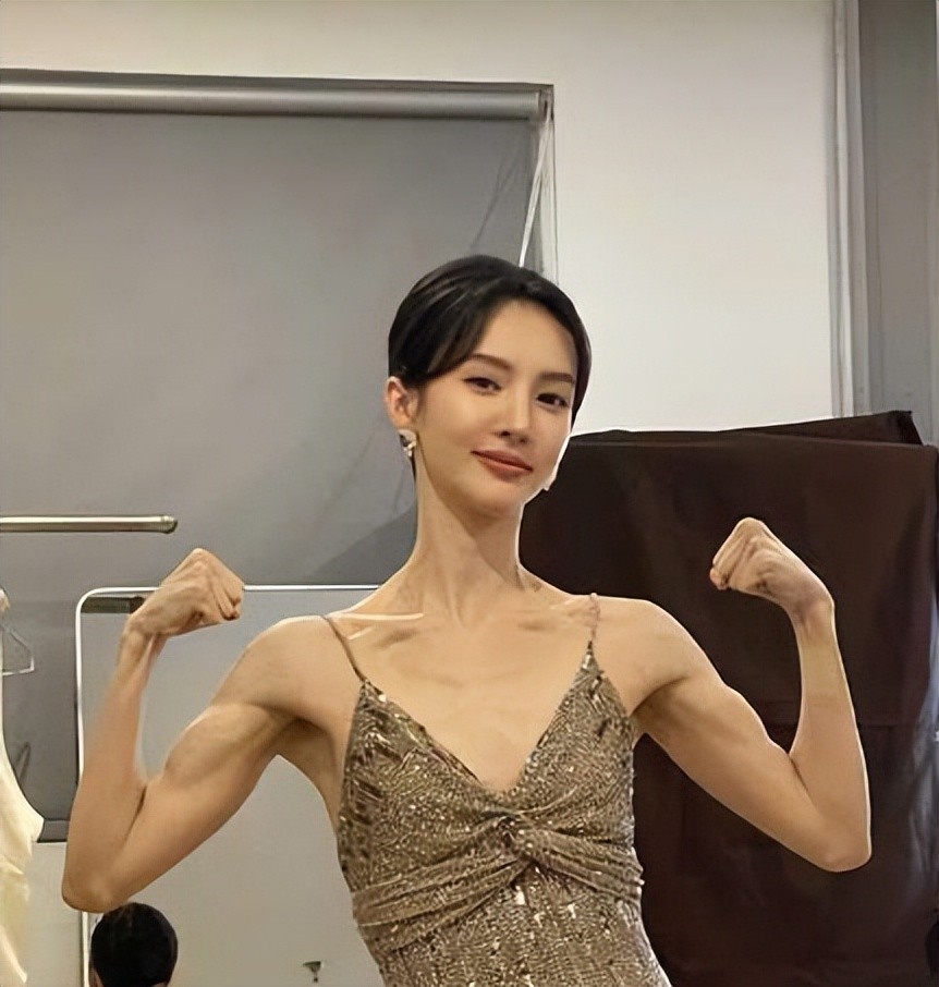 金晨近照脸颊凹陷瘦成纸片人带妆也遮不住憔悴状态