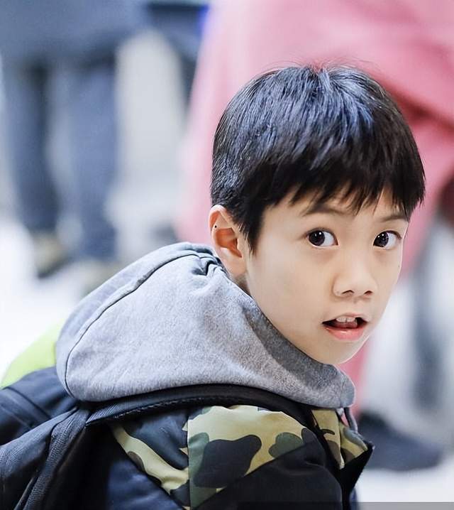 郑钧在发文时称"儿子撒谎被我抓住,罚他磕一千个头",而在郑熙岳磕了