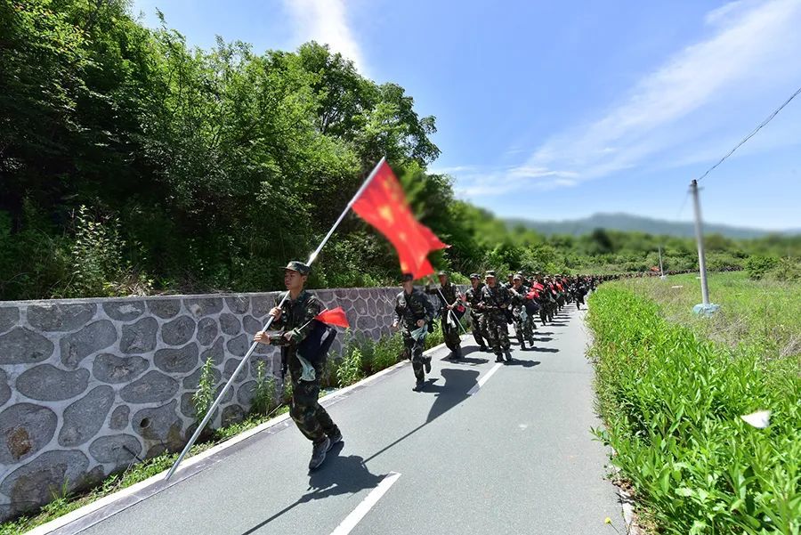 火箭军某部组织全体新兵开展徒步行军训练乘风和董腾哪一个更好