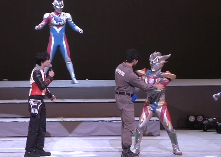 特利迦奥特曼舞台剧意外事故:泽塔皮套演员因中暑而在现场晕倒_腾讯