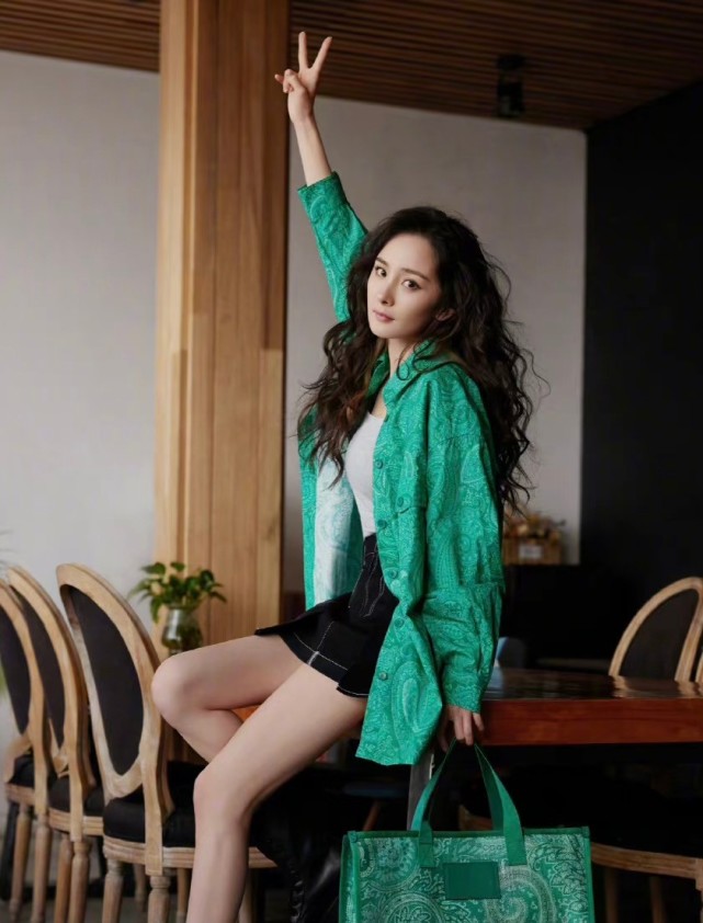 35岁杨幂拽姐风好绝,帅气工装外套扎高马尾,黄明昊专门为她拍照