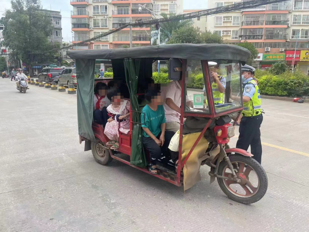 只能用两轮电瓶车接送小孩上下学