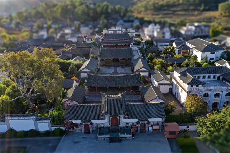 古镇位于姚安县城北部12公里处,是滇中地区历史悠久,布局规模较大的