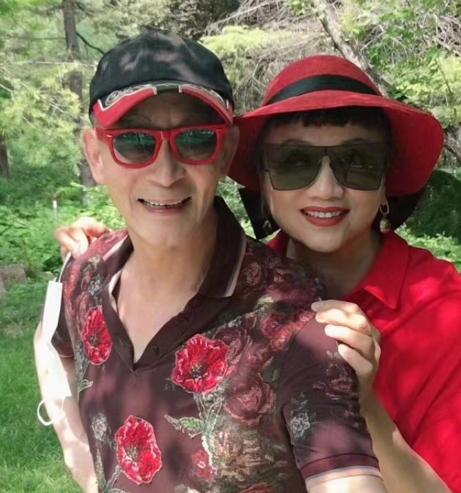 六小龄童晒夫妻合照秀恩爱亲密搭肩一脸笑容妻子肤白貌美