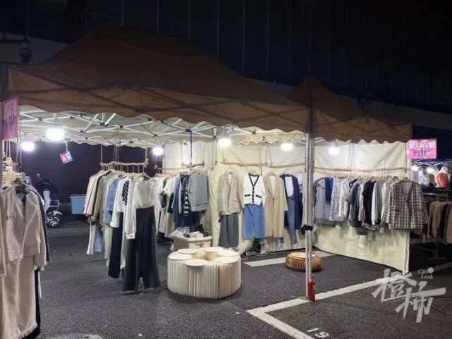 95后姑娘吴山夜市卖女装,3个摊位变8个,她们都在期待城市烟火回归