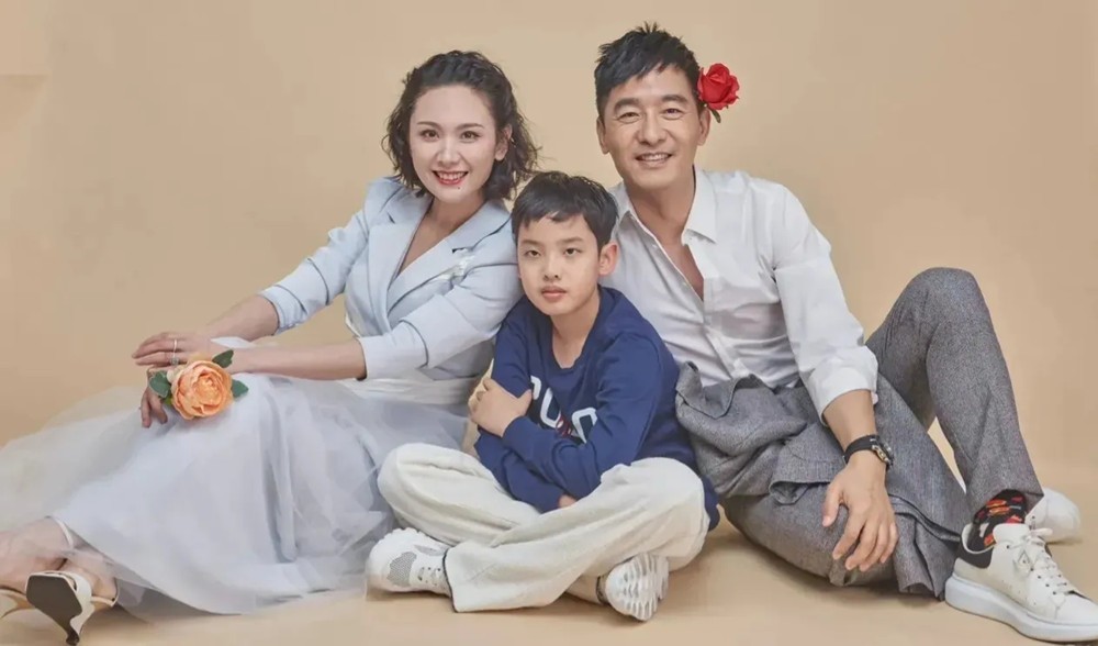 郭晓东罕携妻儿拍大片,他西装板鞋阳光帅气,儿子跟妈共用一张脸插图1