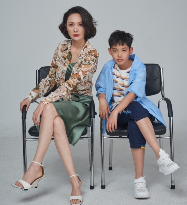 郭晓东罕携妻儿拍大片,他西装板鞋阳光帅气,儿子跟妈共用一张脸插图3
