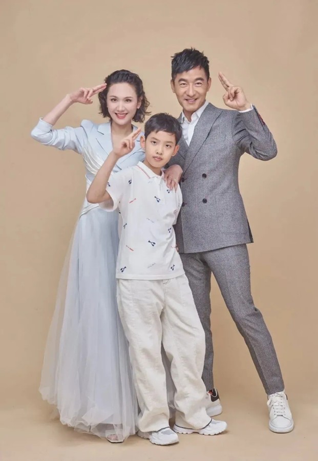 郭晓东罕携妻儿拍大片,他西装板鞋阳光帅气,儿子跟妈共用一张脸插图