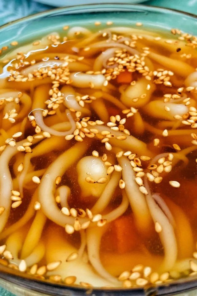 凉虾有了plus版本——米浆中加入清香的槐花,便是嫩黄可爱的槐花粉