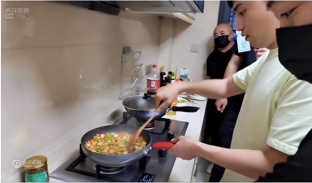 童锦程耀扬联动,两人一起厨房做菜,当众上演极限拉扯