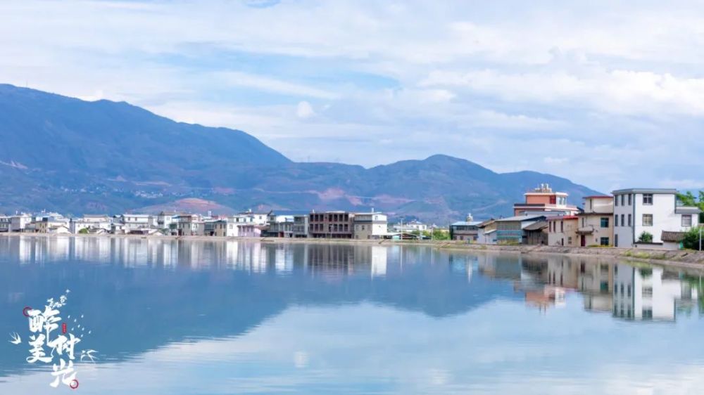 站在三川翠湖上方的观景台远眺整个三川坝,土地平旷,屋舍俨然,万亩