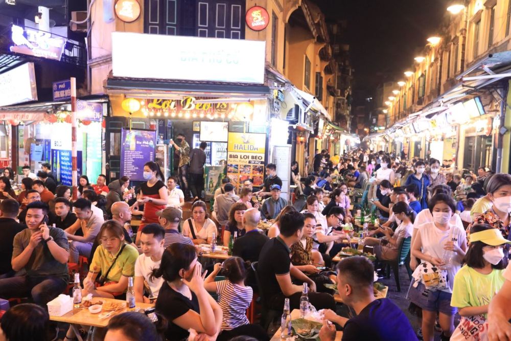 初夏也点亮了越南河内的夜间经济,市民已不知疫情为何物_腾讯新闻