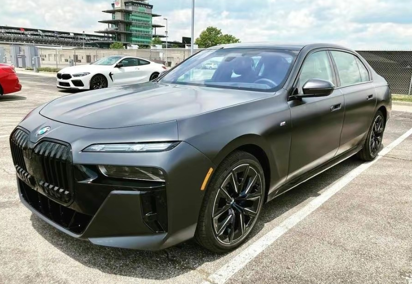 首批"新宝马7"黑武士到港!配磨砂金属漆,内饰总算学聪明了