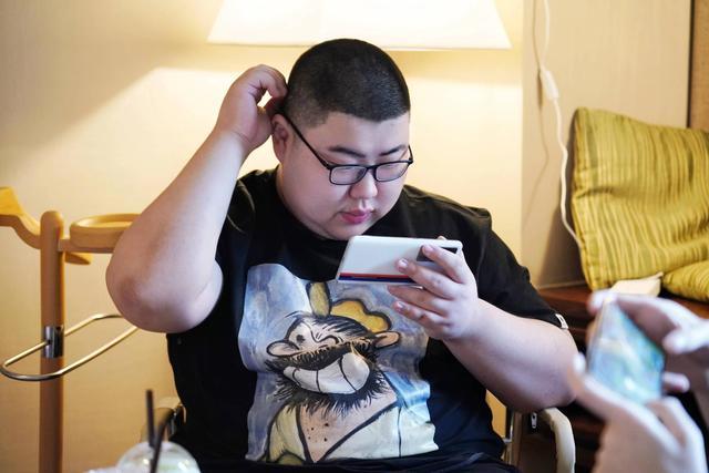 小胖到处邀人打训练赛,为了首发太拼命,林教练被骂"不做人"!