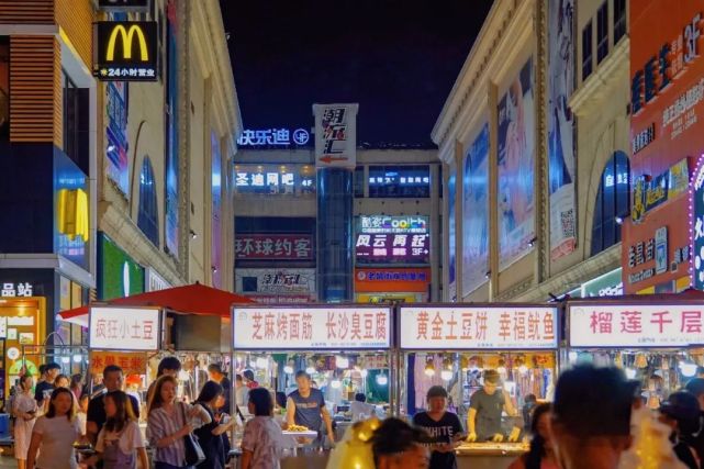 铜锣湾夜市【人文篇】当双塔公园沐浴在夏日余晖里,紫霞仙终于追上