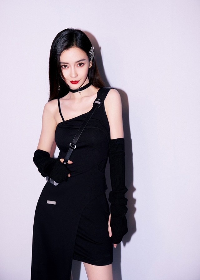 杨颖的精修图太美了,穿着黑色单肩短裙很有嘻哈范儿,好飒爽