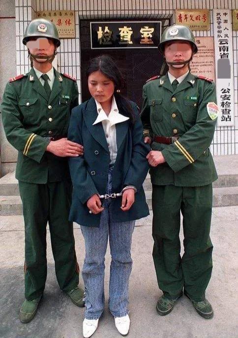 1991年20岁美女在被执行枪决时要求取下避孕环警察答应你