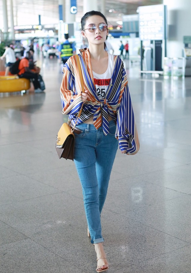 李沁的身材长相都挺耐看的,日常随便穿穿都好看,身上没多余赘肉_腾讯