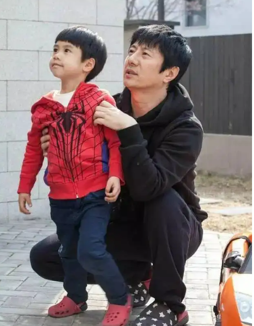 明明郑熙岳已无法坚持双盘与磕头,但郑钧并未心软,依旧录视频监督孩子