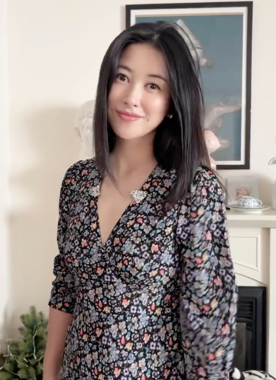 37岁朱珠私下打扮显贵气深v修身裙韵味十足浑身珠宝十分抢镜