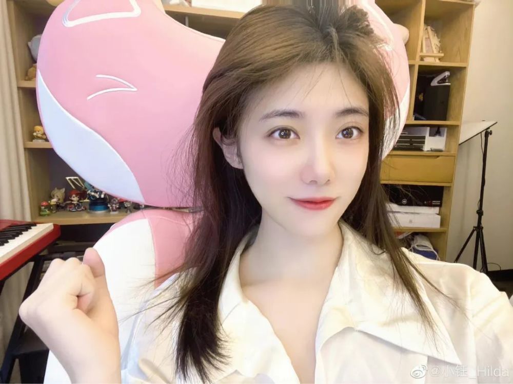 余霜直播变脸管泽元身穿冰丝短裤现身余霜直播间水友室友出去